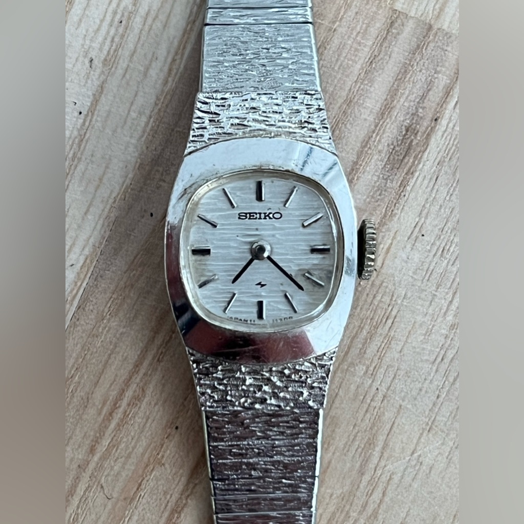 Seiko Ladies Watch Vintage Mechanical Winding Silver Tone Bracelet And Dial